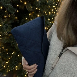 Blå quiltad datorväska - #01 Deep blue. Snygg och praktisk blå quiltad datorfodral. Perfekt för att skydda din laptop med stil. Väskan har en enkel knäppning och en unik design som passar både skola och jobb. Ett perfekt datorfodral med både funktionalitet och stil.