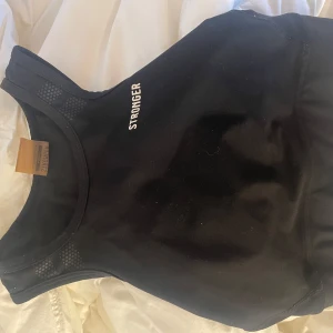 Stronger crop topp - Säljer denna fina crop topp från stronger i storlek XS, fint skick! Nypris är 400kr och säljer för 180kr❤️