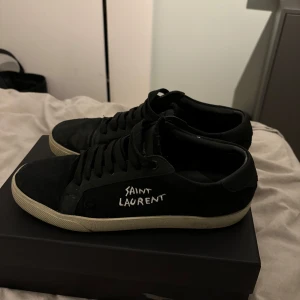 Saint Laurent skor  - Saint Laurent skor i storlek 42 riktigt bra skick, skriv för frågor. Dustbug och box och allt ingår