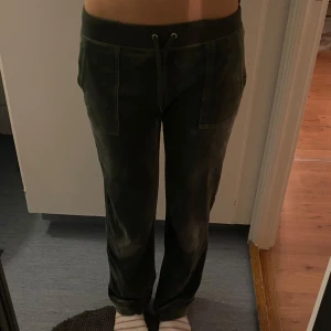 Juicy byxor🤍 - Säljer mina mörk gröna juicy byxor, de har inga defekter förutom att knapparna saknas (se i bild) därav priset. Kontakta för fler frågor💘