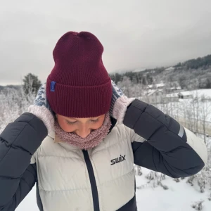 Vinröd mössa - Stilren och varm vintermössa från Elma UF. Tryck inte på köp nu, kontakta oss innan ni köper!😊💕💕För fler frågor skriv privat!💕