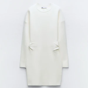 Vit klänning från Zara - Snygg vit klänning från Zara med långärmad design. Perfekt för en stilren look, enkel att matcha med olika accessoarer. Klänningen har en rak passform och är tillverkad i ett mjukt material., ANVÄNDT en gång och Inge mer