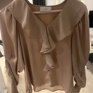 Blus - Beige blus från neo noir, köpt för 749💗aldrig använd 