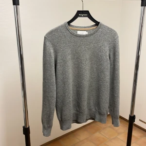 Grå kashmir tröja - Säljer nu denna snygga tröjan i 100% kashmir! Den passar perfekt till vintern och är supervarm. Extremt mjuk och bekväm. Size M men passar S. Skick 8/10.  Litet hål på bröstet. Kan gå ner i pris vid snabb affär. Hör av dig vid minsta fundering!