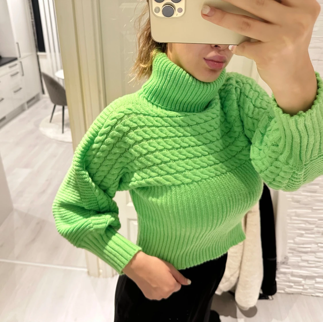 Grön stickad polotröja