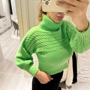 Grön stickad polotröja - Säljer en superfin grön stickad tröja. Tröjan är croppad och har långa ärmar, perfekt för höst och vinter. Den är både varm och trendig, idealisk för att hålla stilen när det blir kallare. Passar perfekt till både jeans och kjol! S/M/L storlek