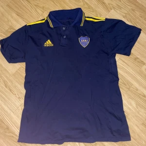 Boca Juniors tröja/piké - Mörkblå Boca tröja/piké, storlek M-L (kan passa S tröjan är lite lång), ett litet hål vid knapparna