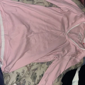 Rosa långärmad topp  - Säljer en söt rosa långärmad topp, Storlek XL men den är mycket mindre så skulle säga M/S 💕