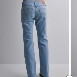 Lågmidjade bootcut Levis jeans - Säljer dessa lågmidjade jeans från levis i modellen ”superlow boot” i bra skick. Superfin ljusblå färg!🩵