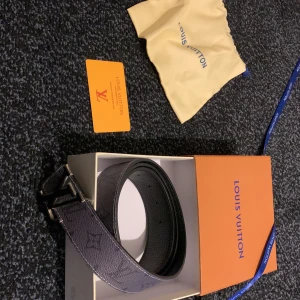 Lv reversible belt - Lv reversible belt svart och grå sida bra scick box och dustbag samt snöre fås med