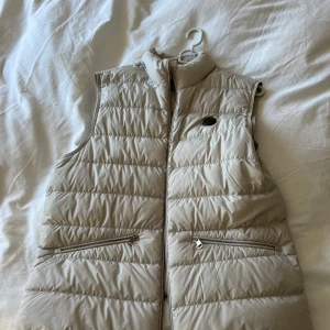 Moncler väst - Moncler väst, modell ”treompan” säljes! Mycket fint skick och en riktigt skön och unik färg. Liten fläck som syns på fjärde bilden, utöver det toppskick! Några frågor så är det bara att hojta!