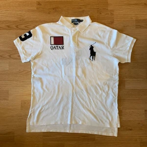 Ralph Lauren Qatar Polo / Pike - !skicka bud för snabb affär! Snygg Ralph Lauren Qatar piké, storlek L och i mycket fint skick. Väldigt sällsyn. Skriv om ni undrar någonting 📲💯🎄