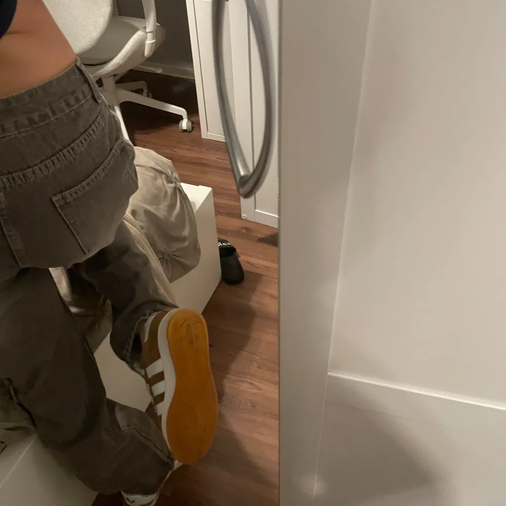 Säljer ett par grå cargobyxor i bra skick. De har en loose passform och är perfekta för en avslappnad stil. Byxorna har flera fickor och är gjorda i ett slitstarkt material. Perfekta för höst och vår! Har aldrig haft chansen att använda de då de är för stora. Farkut & Housut.