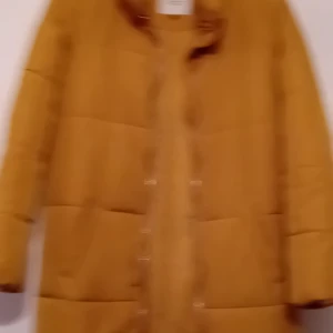 Gul pufferjacka från Jacqueline de Yong - Säljer en snygg gul pufferjacka från Jacqueline de Yong i storlek M. Jackan har en dragkedja framtill och är perfekt för höst och vinter. Den är långärmad och har en mysig, quiltad design som håller dig varm. Perfekt för att lysa upp de gråa dagarna! 💛