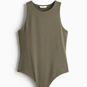 Olivgrön body - Snygg body helt oanvänd med prislapp kvar! Strl S