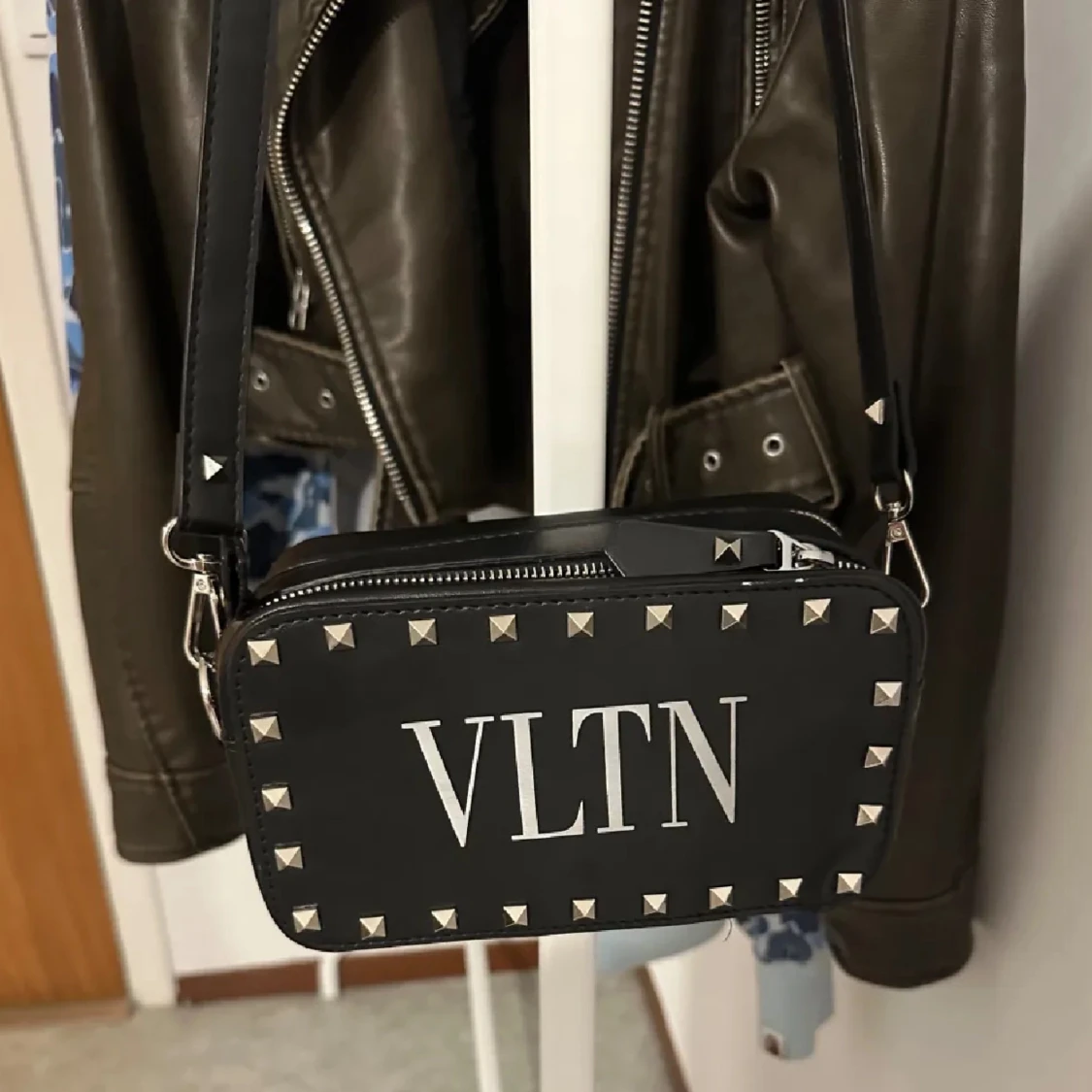 Svart axelväska med nitar