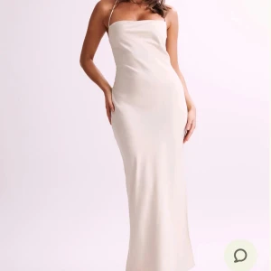 Sydney Neck Slip Maxi Dress - Jättefin balklänning från Meshki. Den är aldrig använd och prislappen är kvar 💛