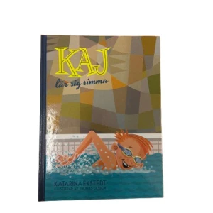 Kaj lär sig simma - En charmig barnbok där Kaj lär sig simma. Perfekt för barn som älskar vatten och äventyr. Boken har färgglada illustrationer och en inspirerande berättelse som uppmuntrar till att lära sig nya saker.