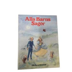 Alla Barns Sagor - En klassisk sagobok med titeln 'Alla Barns Sagor' från Alla Barns Bokklubb. Omslaget visar en magisk scen med två figurer och små djur i en sagolik miljö. Perfekt för barn som älskar äventyr och fantasi!