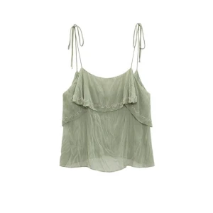 Söt topp - Säljer denna superfina toppen från Zara. Använd ca 3 gånger och är i mycket bra skick😍 Nypris 329 kr, mitt pris 120