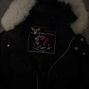 Säljer Moose knucles - Äkta! Säljer min farsas Moose Knucles. Säljer eftersom den inte används. Storlek M i män skriv för fler bilder , pris kan diskuteras 