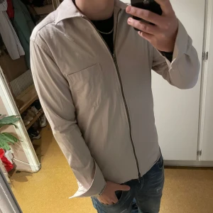 John Henric overshirt  - Rikigt snygg overshirt från John Henric 😍 den är använd fåtal gånger och köpt för 1499kr 