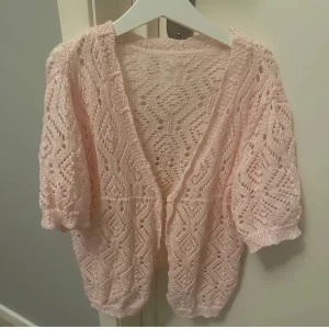 Rosa stickad kofta - Säljer en söt rosa stickad kofta som är oanvänd. 