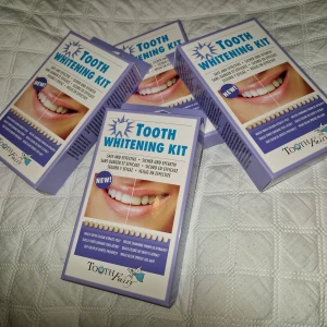 Tooth Whitening Kit från Tooth Fairy - Effektivt tandblekningskit från Tooth Fairy för ett vitare leende. Innehåller allt du behöver för att enkelt och säkert bleka tänderna hemma. Perfekt för att fräscha upp ditt leende.