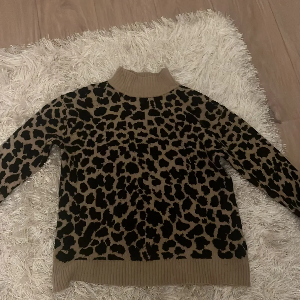 Säljer en supercool leopardmönstrad polotröja från NA-KD i storlek M. Tröjan är i beige och svart med en mysig polokrage. Perfekt för höst och vinter när du vill vara både varm och trendig. 🐆. Tröjor & Koftor.