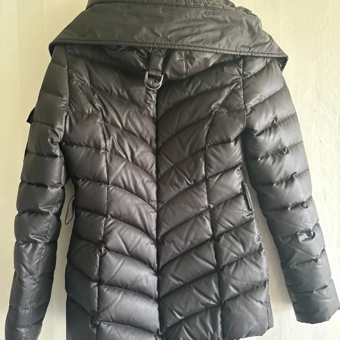 Svart dunjacka från Hollies - 90