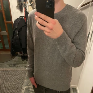 Stickad tröja - Tja! Säljer denna skitsnygga stickade crewnecken från baldini. Storlek M men passar nog även S, jag är 183 och väger 70 kg. Har du några funderingar är det bara höra av dig!
