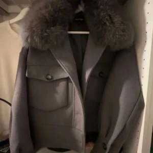 Meotine jacka - Säljer min fina gråa Meotine jacka i nyskick. Nypris är ca 4000. Älskarrrr men använder för lite därför säljer jag❤️