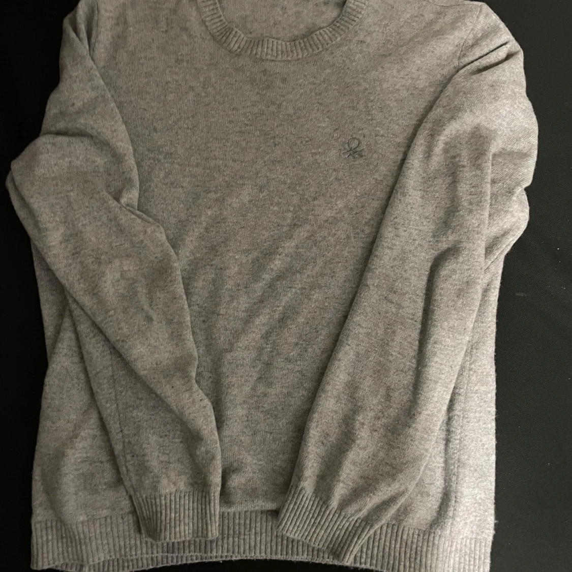 Grå stickad tröja
