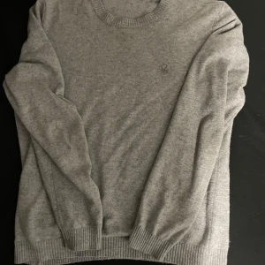 Grå stickad tröja - Säljer en stilren grå stickad tröja! Inget speciellt märke men väldigt bekväm🤙