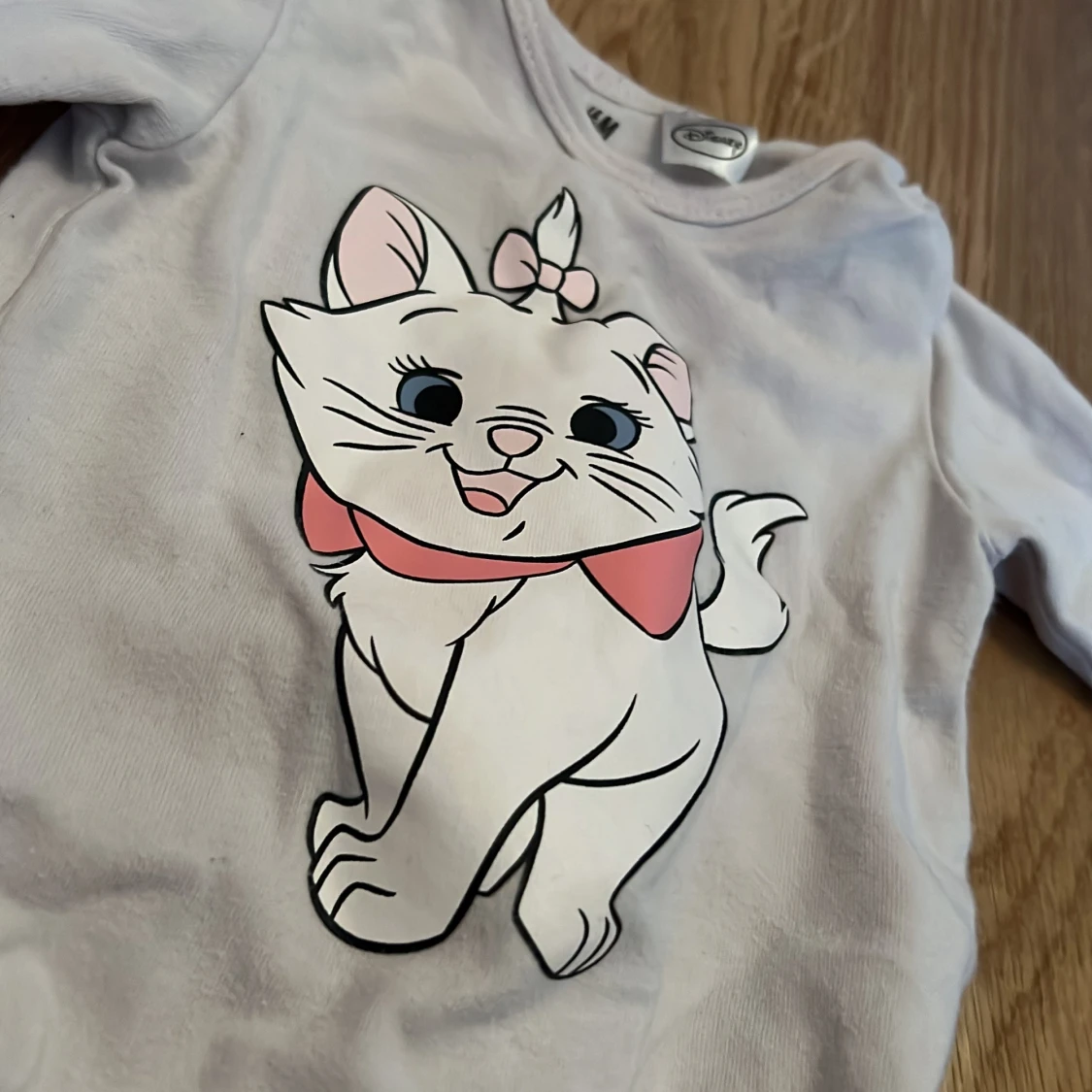 Vit långärmad body med kattmotiv från H&M - 90