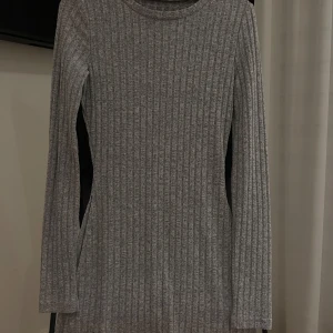 Lång topp  - Åtsittande med slits. 