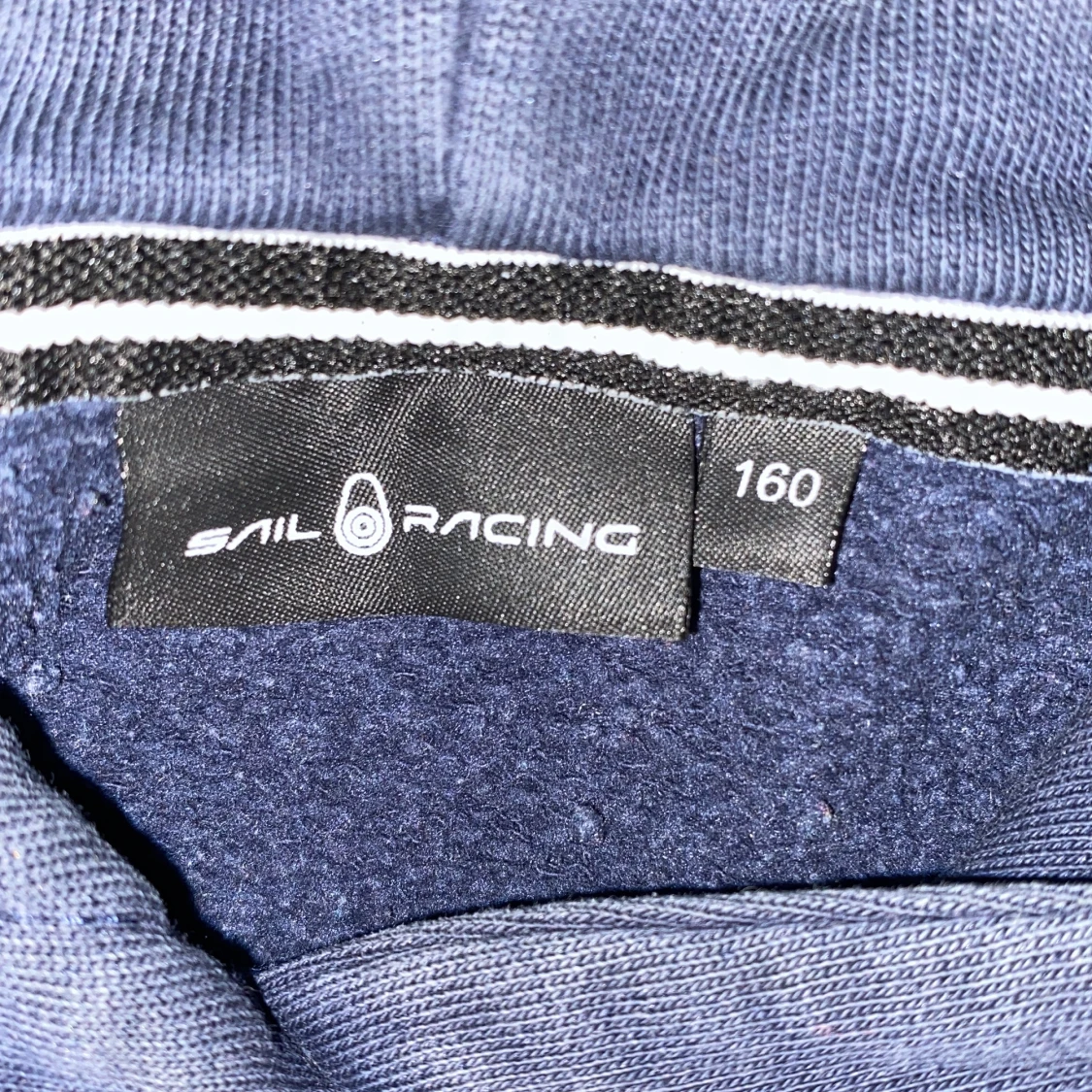 Svart hoodie från Sail Racing - 91
