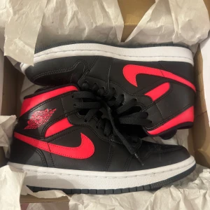 Nike Air Jordan Mid  - Använda endast 1 gång och är Storlek 38! Är i helt nytt skick kan tänka mig sänka priset lite till