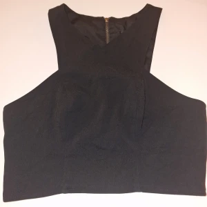 Svart topp från Topshop - Snygg svart topp från Topshop med dragkedja i ryggen. Perfekt för en stilren look. 