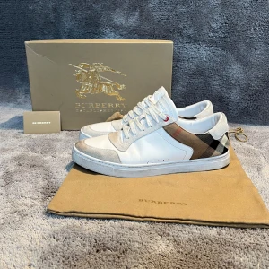  Burberry skor  - Ett par riktigt feta Burberry dojjor, nypris 5900kr mitt pris 2500kr. Skorna är i väldigt bra skick och extremt sköna. Använt de ungefär 4-5 månader kvitto samt allt og finns. Annars är de inga konstigheter skriv vid minsta lilla fundering.           Mvh Carlos 🤩👟