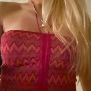 Mönstrad tubtopp röd/orange - Tubtopp/halternecktopp med zigzag-mönster i röd och orange. Från Zara i storlek S💕