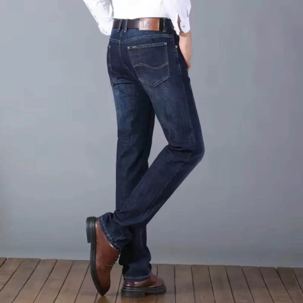 Snygga mörkblå jeansbyxor med en klassisk straight passform. Byxorna har en midwaist design. Perfekta för en stilren look. Storlek 30/32. Helt oanvända snygga Lee jeans. Jeans & Byxor.