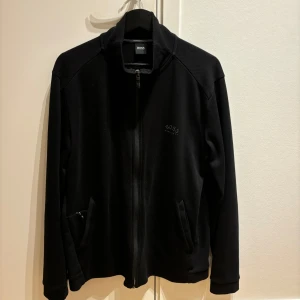 Hugo boss zip - Hugo boss zip-up tröja | Nypris 2200kr | Strl M