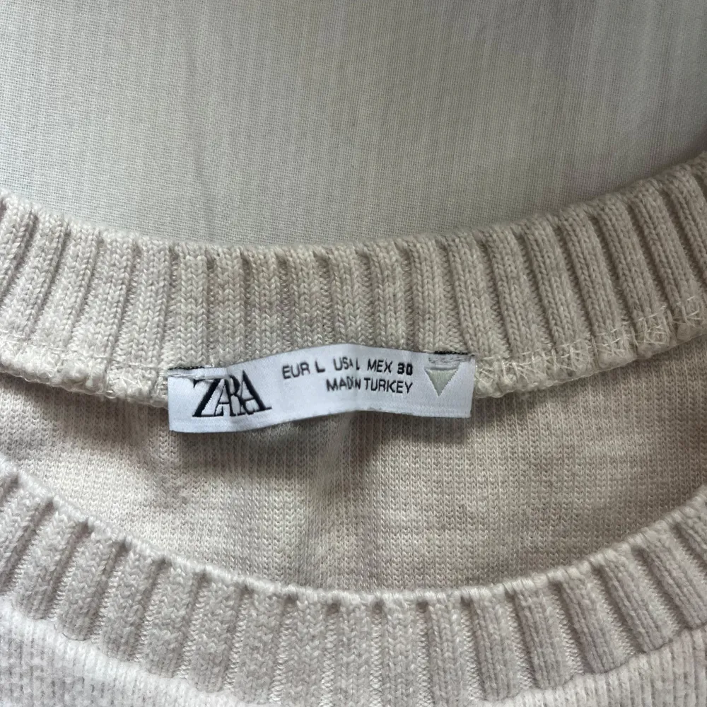 Säljer en super fin beige tröja från Zara. Aldrig använd 🤩Den är storlek L men passar mig perfekt som har storlek xs . T-paidat.