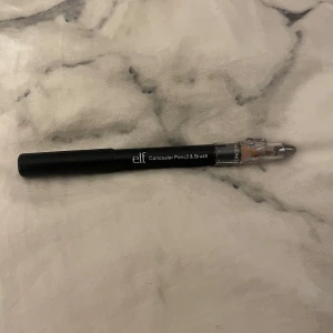 Concealer Pencil & Brush från e.l.f. - Praktisk concealerpenna med inbyggd borste från e.l.f. Perfekt för att täcka ojämnheter och ge en jämn finish. Kompakt design som är lätt att ta med i väskan.