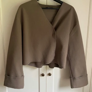 Gina jacka - Knappt använd jacka/kofta, avslappnad form med vida ärmar