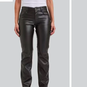 Svarta skinnbyxor - Snygga svarta skinnbyxor i lågmidjad modell. De är aldrig använda men endast testade, beställde men de passade tyvärr inte och glömde helt bort att lämnade tillbaka så därför behöver de säljas💗skriv om du har frågor!