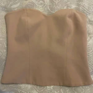 beige korsett - supersnygg korsett med avtagbara band, aldrig använd💕