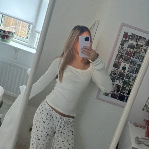 Vit ribbad långärmad topp från Gina Tricot - Säljer en superfin uringad vit topp från Gina Tricot i storlek M. Den inte genomskinlig och är i mycket bra skick. Perfekt för alla säsonger! 🤍