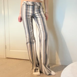 Randiga byxor - Helt stört snygga randiga byxor med bälte😍😍 köpta secondhand men urpsrungligen från Lindex, sparsamt använda💕 Midjemått 36 rakt över men ganska stretchiga,  och innerbenslängd 85 (jag är 175)